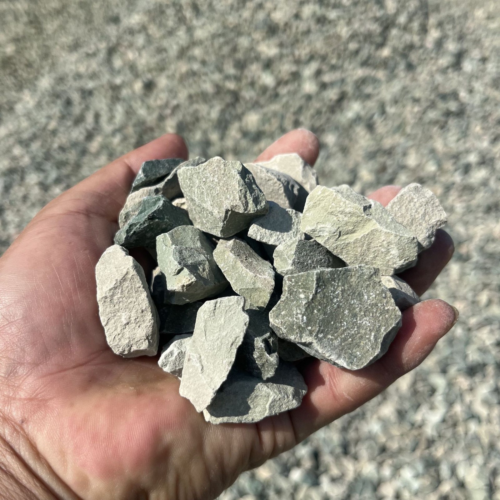 沸石厂家直供水处理用沸石河道治理沸石绿沸石颗粒1000吨量大从优图3